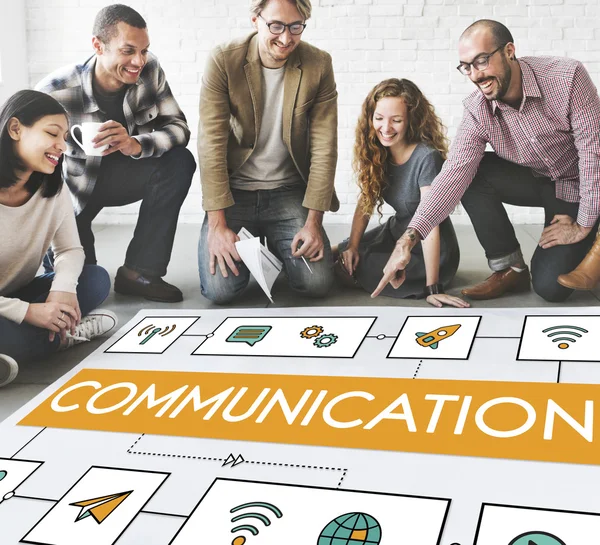 Designers travaillant avec affiche et communication — Photo