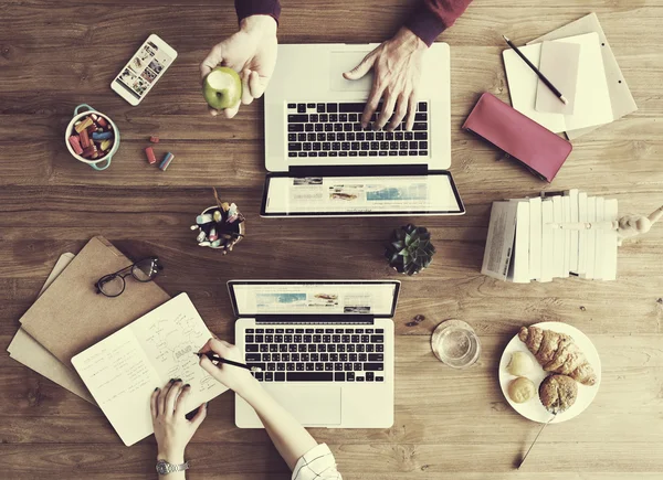 Kollegen im Büro. — Stockfoto