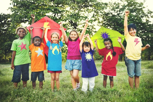 Kinder spielen mit fliegenden Drachen — Stockfoto