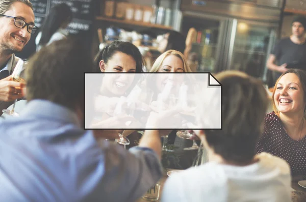 Beste Freunde beim gemeinsamen Trinken — Stockfoto