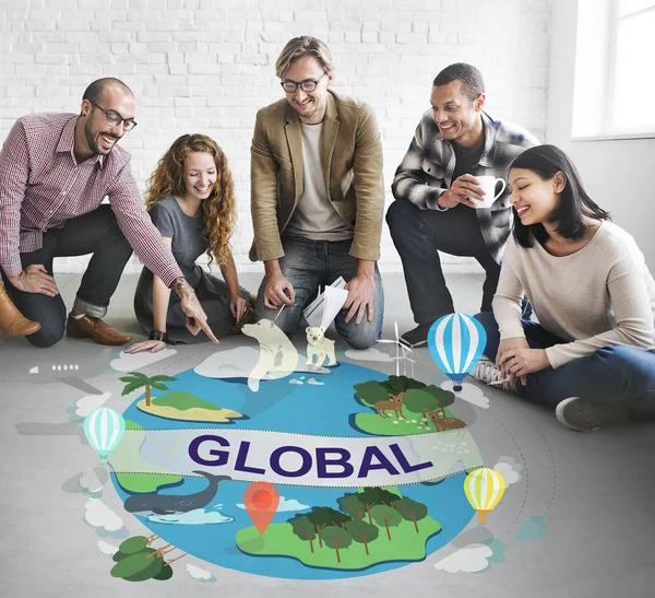 Diseñadores trabajando con póster y global — Foto de Stock