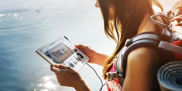 Fille à l'aide de tablette pour écouter de la musique — Photo