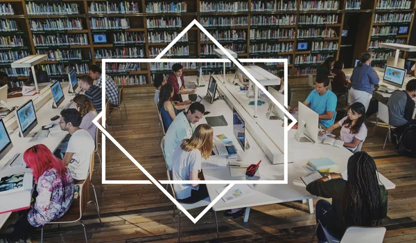 Studenti che utilizzano i computer nella biblioteca universitaria — Foto Stock