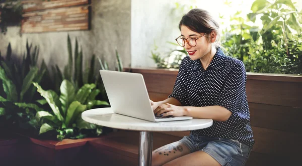 Mulher bonita com laptop — Fotografia de Stock