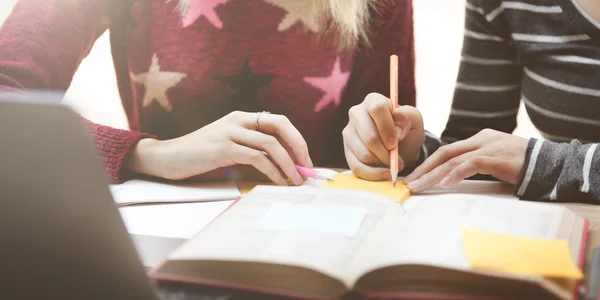 Studente ragazze scrittura note — Foto Stock