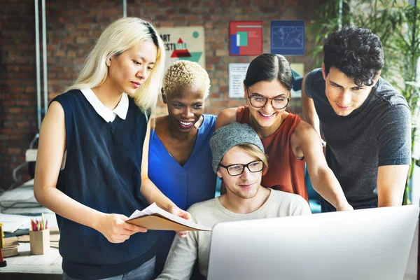 Amici che guardano sul computer — Foto Stock