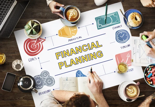 Tisch mit Plakat mit Finanzplanung — Stockfoto