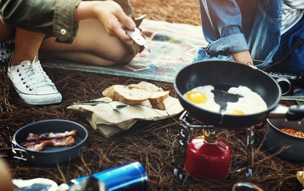 Vänner matlagning i skogen — Stockfoto