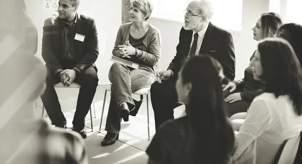 Diversidad de las personas en reunión — Foto de Stock