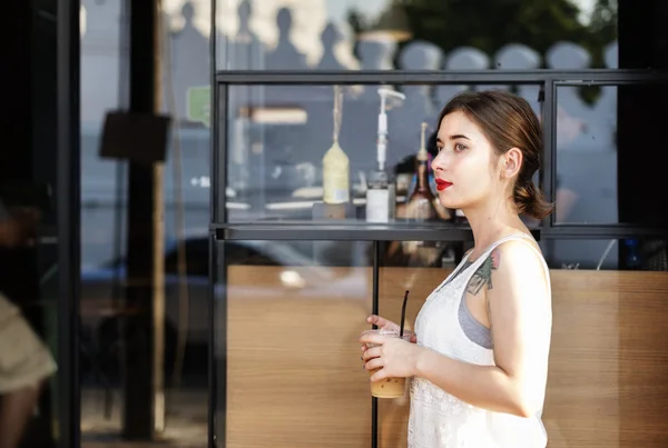 Mujer bebiendo té helado — Foto de Stock