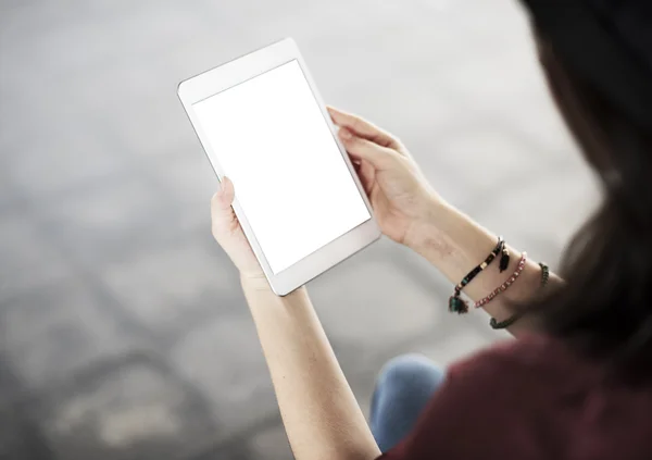 Meisje met digitale tablet — Stockfoto