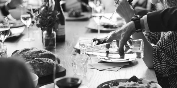 Geschäftsleute beim Mittagessen — Stockfoto