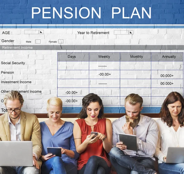 Personas se sientan con dispositivos y plan de pensiones — Foto de Stock