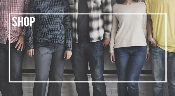 Diversité personnes avec magasin — Photo