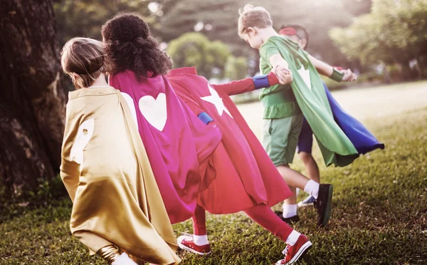 Superhéroe Niños jugando al aire libre — Foto de Stock