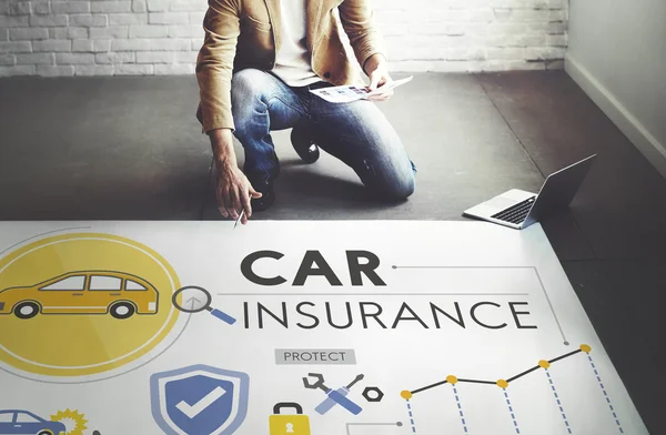 Businessman working with car insurance — Stock Photo, Image