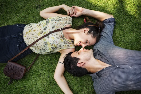 Süßes Paar liegt auf Gras — Stockfoto