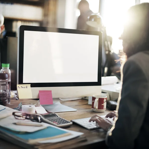 Geschäftsfrau schaut auf Monitor — Stockfoto