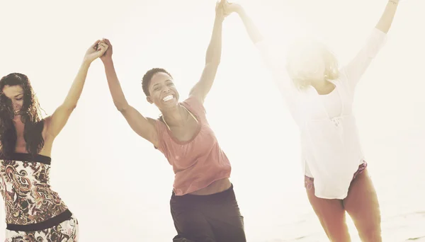 Friends enjoying at beach — Stock Photo, Image