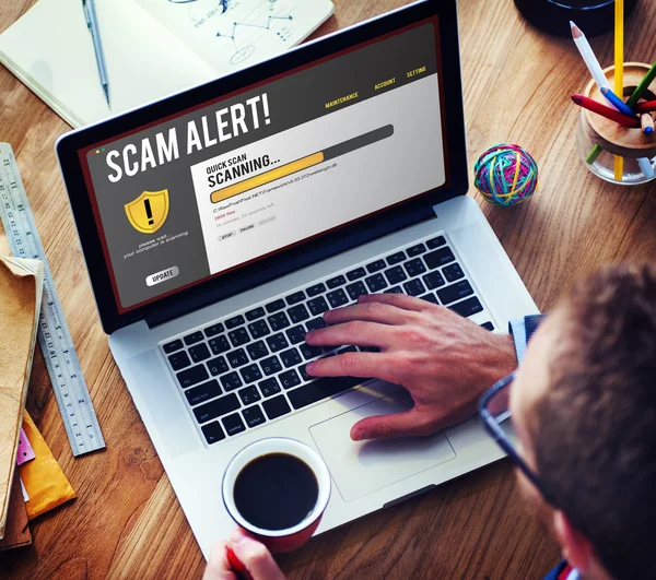 Бізнесмен, використовуючи ноутбук з Scam Alert — стокове фото