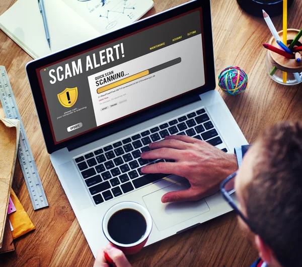 Pengusaha menggunakan Laptop dengan Scam Alert — Stok Foto