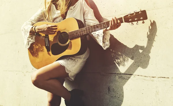 Krásy dívka s kytarou — Stock fotografie
