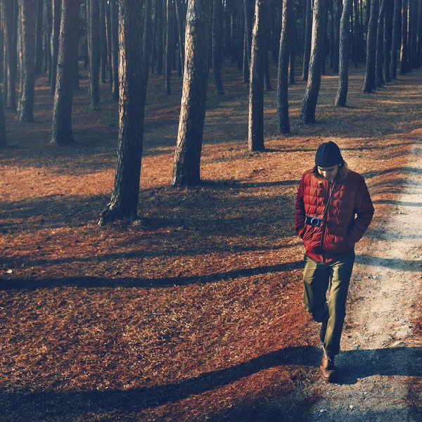Homem a andar sozinho — Fotografia de Stock