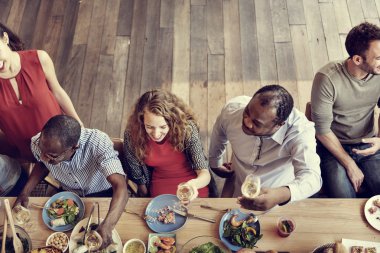 İnsanlar yemek yiyorsunuz