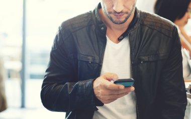 Akıllı telefon kullanan adam 