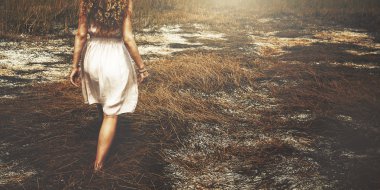 Yürüyen genç kadın 