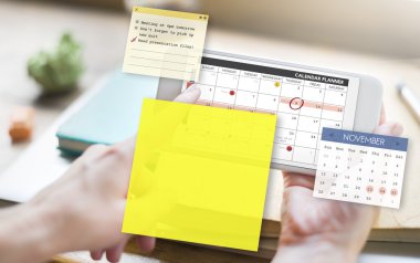 Eller akıllı telefonu tutuyor.