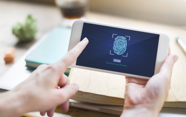 Akıllı telefon elinde tutan kişi