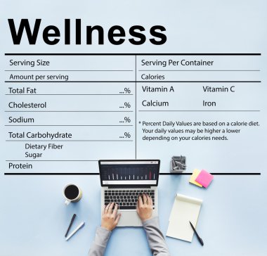 laptop ile çalışan kişi 