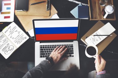 Laptop klavyesinde yazan kişi 