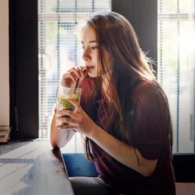 Kadın içme yeşil taze