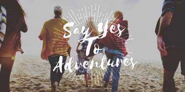 mutlu arkadaş sahilde çalıştıran