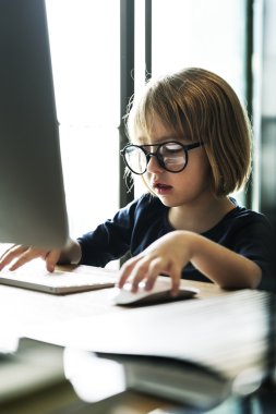 bilgisayar ile oynayan kız