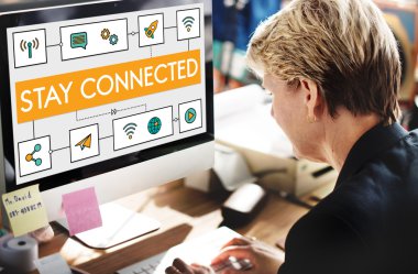 Bilgisayarda çalışan iş kadını