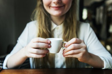 kadın içki içecek