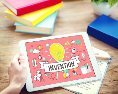 Tablet kullanan adam