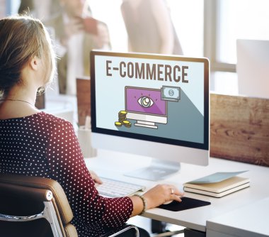 işkadını üstünde bilgisayar e-ticaret ile çalışma