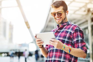 yakışıklı adam tarama dijital tablet