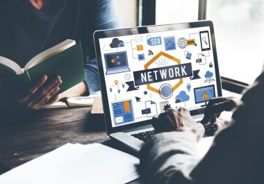 Dizüstü bilgisayarda yazan kişi