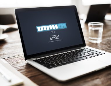 masa üstünde laptop açık