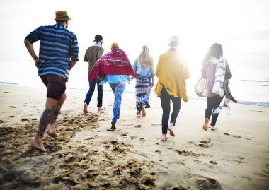 arkadaşları eğlenmek ve açık havada dinlenmek