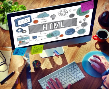 Bilgisayar kullanan adam