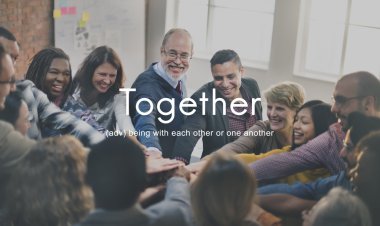 Neşeli takım eller katılın