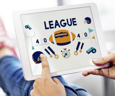 Dijital tablet tutan kadın