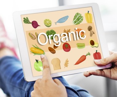 Dijital tablet tutan kadın