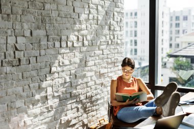 Tuğla duvara yakın çalışan kadın